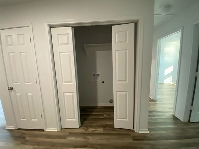 Building Photo - 907 W 7th St