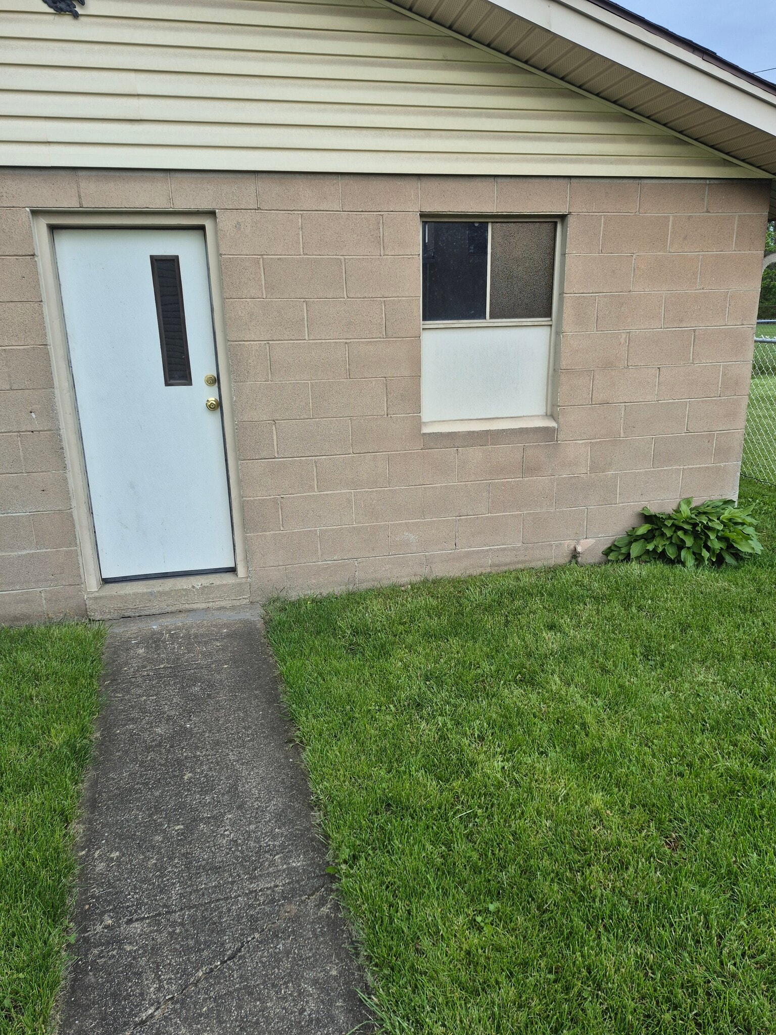 Storage Entrance 8' X 10' - 1451 Alden Ave SW