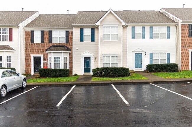 Building Photo - Spacious, well-kept 3 bedroom N Raleigh townhome with fenced back area!