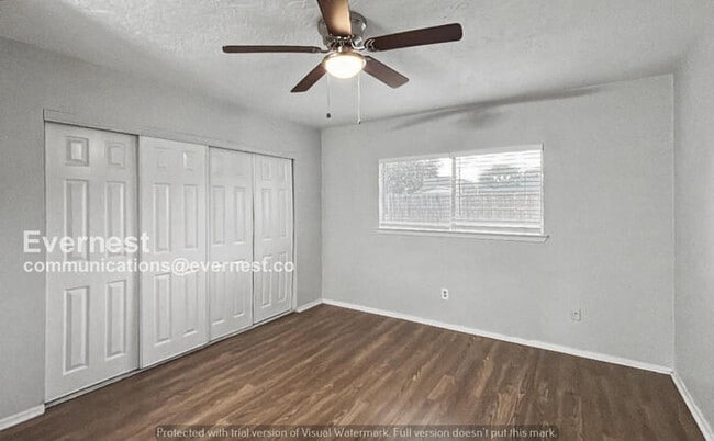 Building Photo - 3 Bed, 2 Bath Home with Garage and Fenced Yard / Pet-Friendly /Available Now!