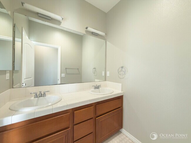 Building Photo - 3 Bedroom Condo for Rent in Ventura!