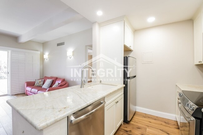 Building Photo - 1365 Columbine St