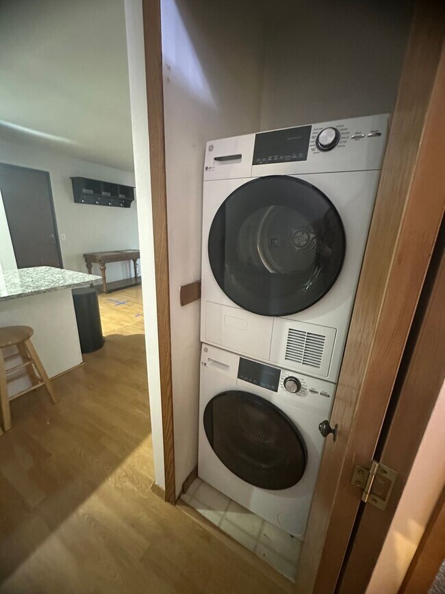 Building Photo - Charming 2-Bedroom Condo Near Campus - Ava...
