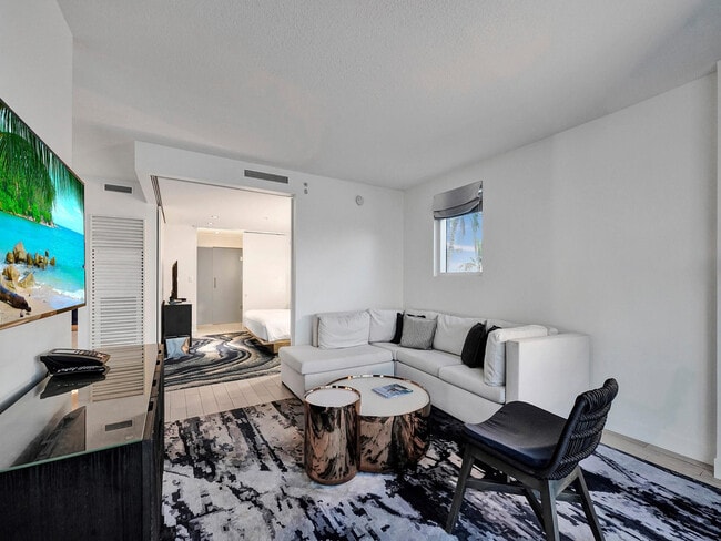 Building Photo - 3101 Bayshore Dr