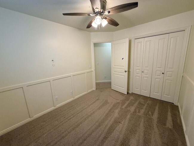 Building Photo - Great location 3 bed, 2.5 bath, 1 car garage townhome in the Dino Tracks area.