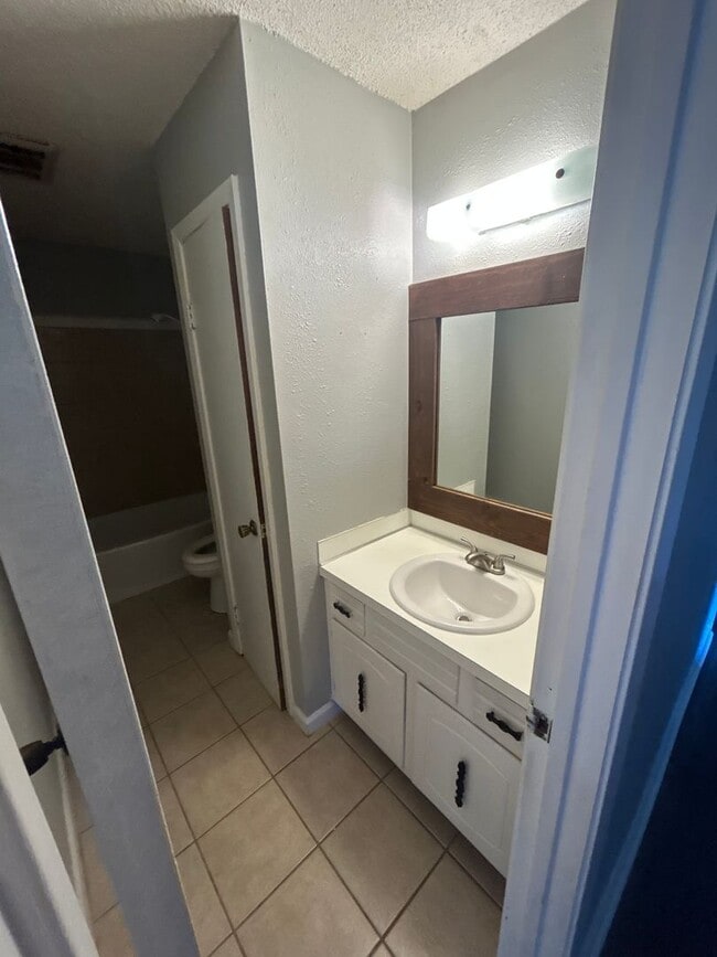 Building Photo - 3 Bedroom and 2 bathroom home.