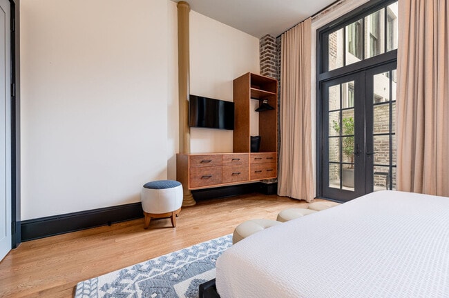 Building Photo - 1011 Canal St