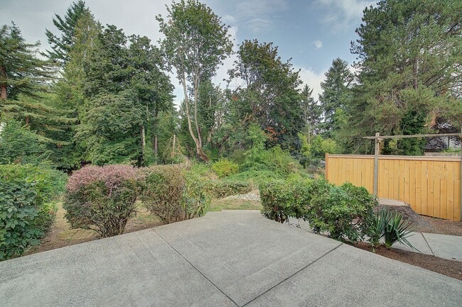 Building Photo - 2Bd/1Ba Issaquah Duplex