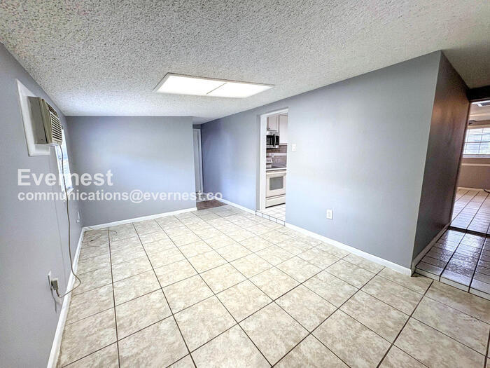 Building Photo - 2470 Ave E SW