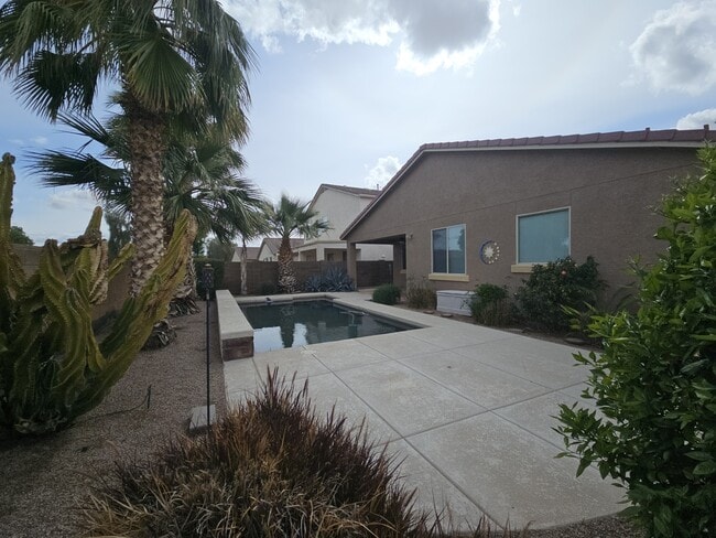 Building Photo - 906 E Pasture Canyon Dr