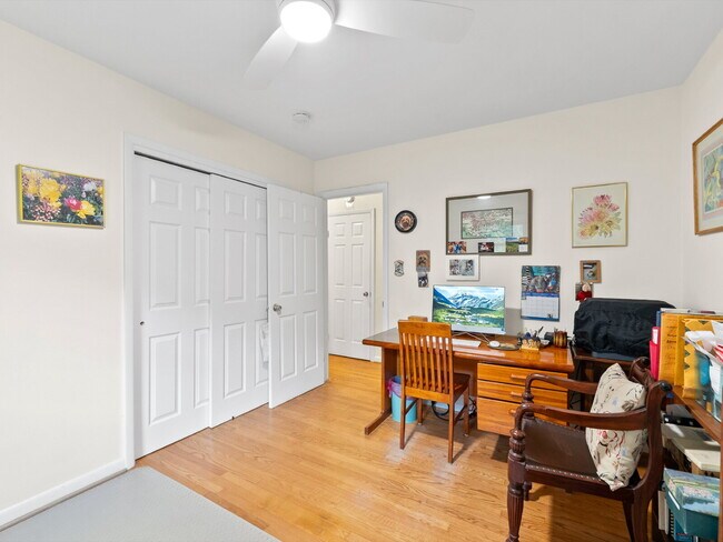 Building Photo - "Stunning 4-Bed Oasis with Granite Eleganc...