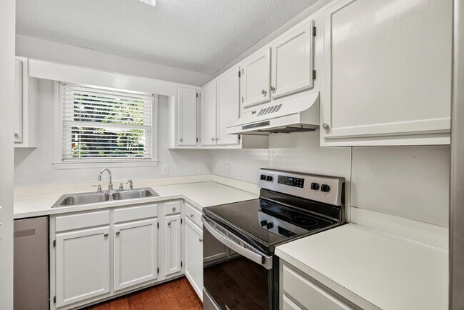 Building Photo - 850 Colony Dr