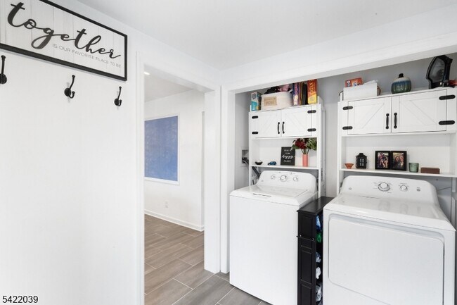 Building Photo - 60 Searing St