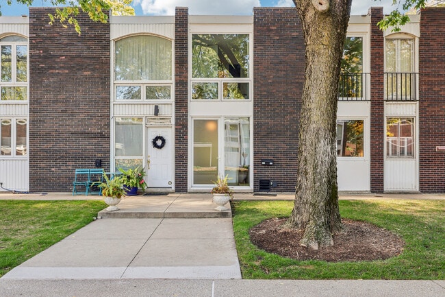 Building Photo - 1319 N Sandburg Terrace