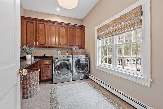 Building Photo - 451 Wellesley St