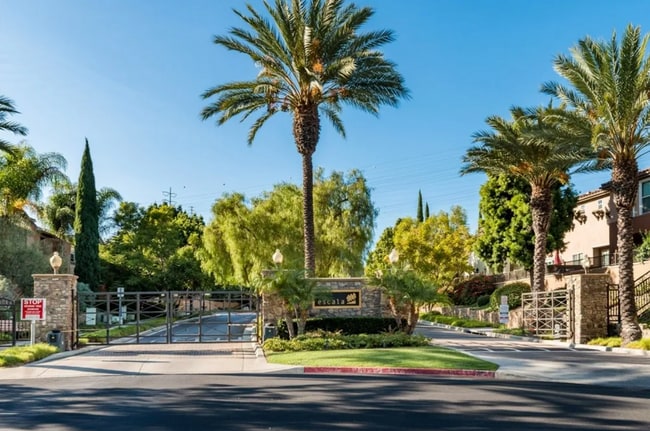 Building Photo - Beautiful Townhouse in Escala
