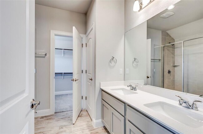 Building Photo - 113 Riverhill Dr