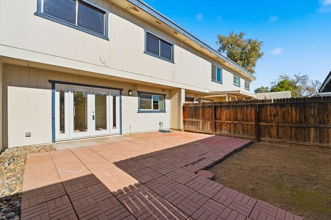 Building Photo - Beautiful 3-Bedroom Townhome in Northern Manor West