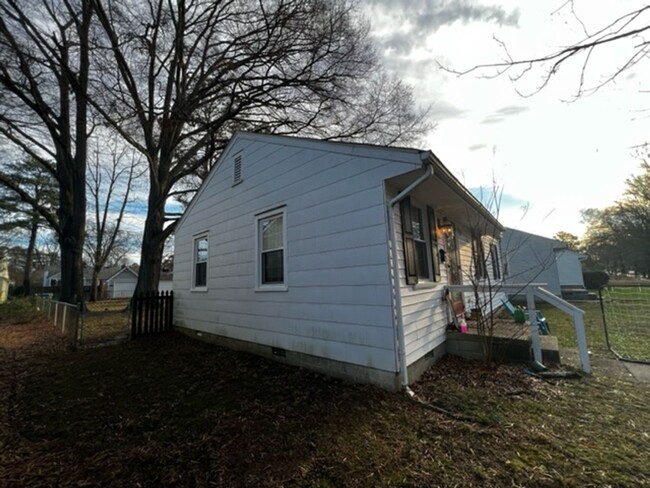 Building Photo - -- 3 BR/ 1 BA Three Bedroom Ranch House