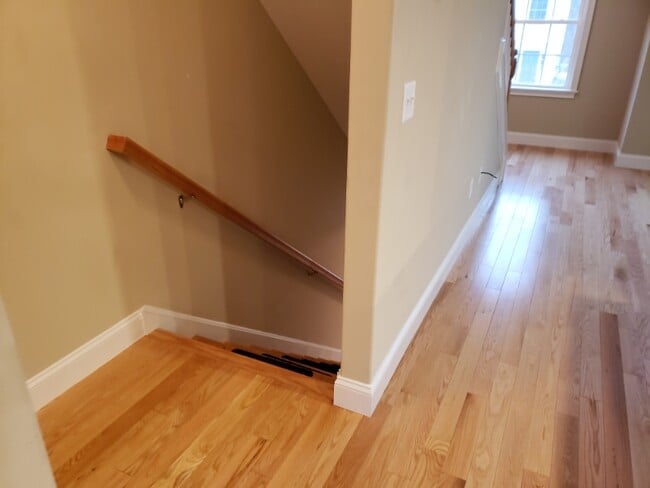 Building Photo - 10 Cardigan Ct