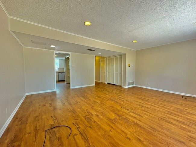 Building Photo - Available Now! Beautiful 3 bedroom 2.5 bat...