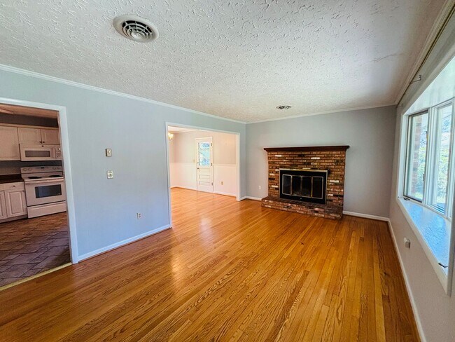 Building Photo - 1105 Robin Rd