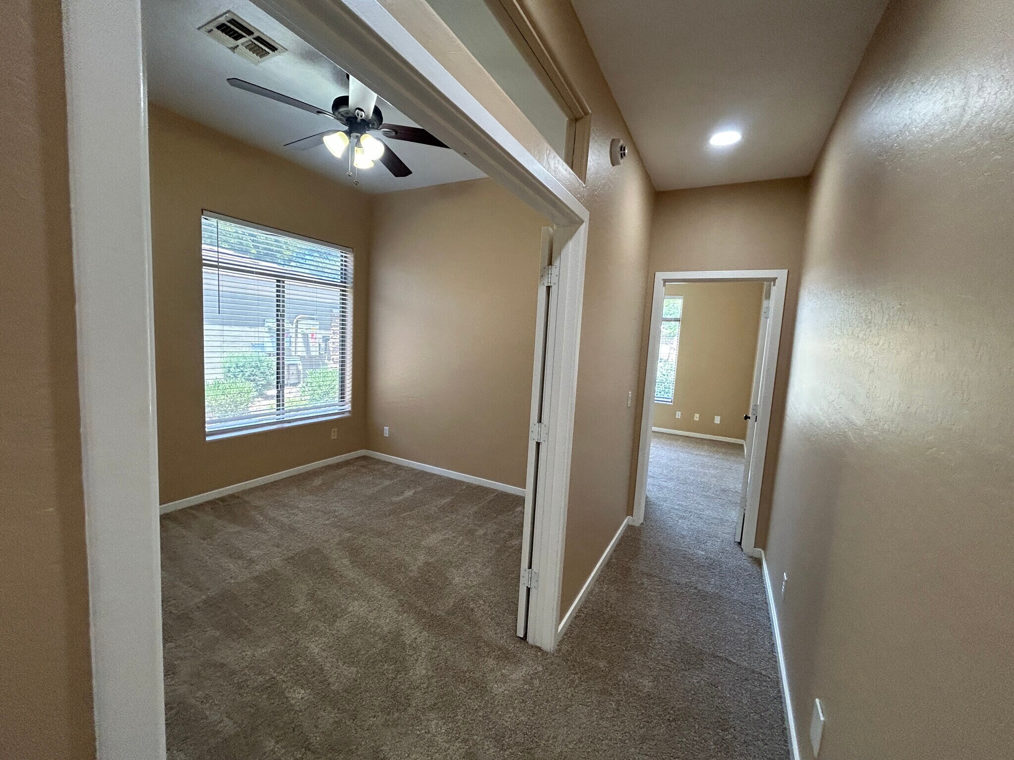 Building Photo - 2041 E Fawn Dr