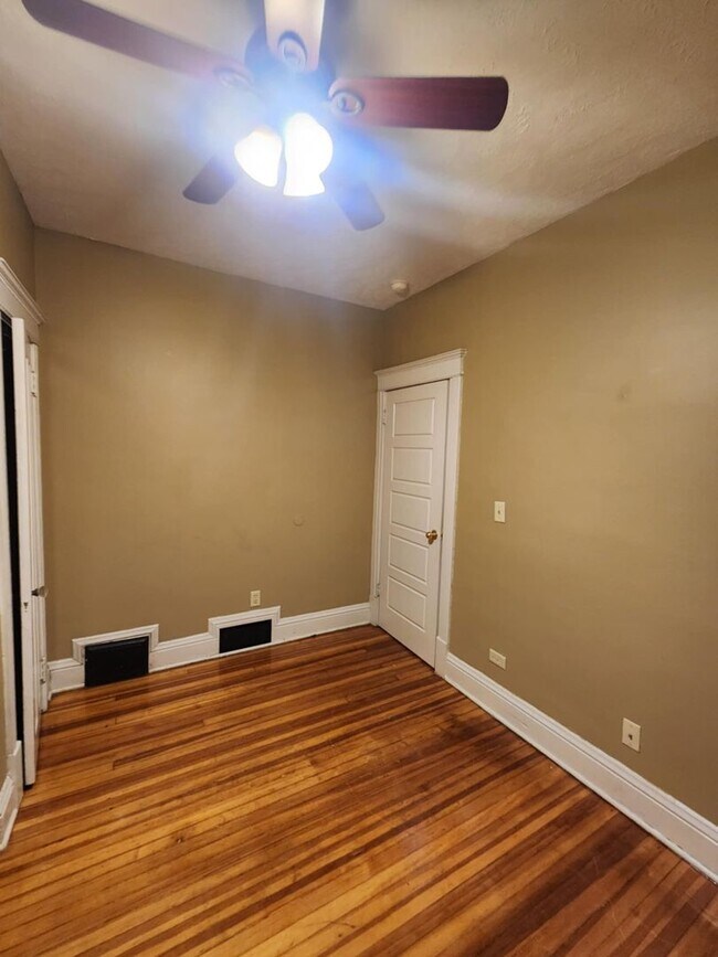 Building Photo - Three Bedroom Villa in Downtown Omaha!