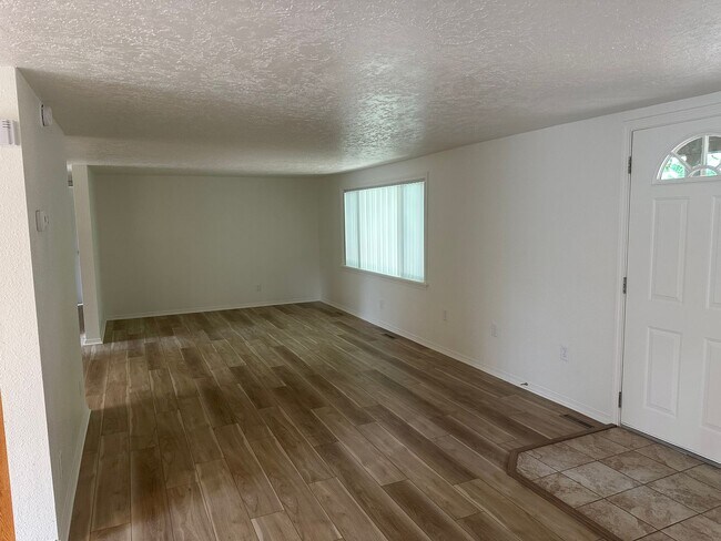 Building Photo - 3 bedroom 2 bathroom house in Dexter!