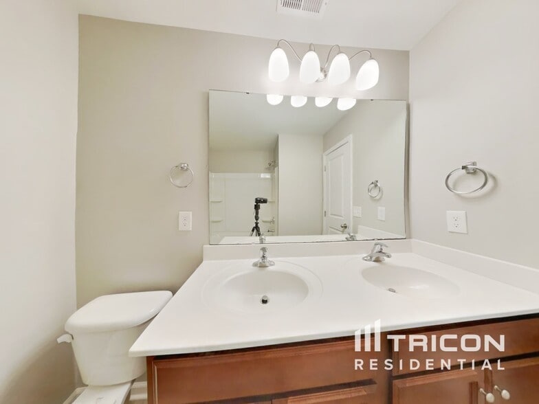 Building Photo - 1756 Pinnacle Oaks Dr