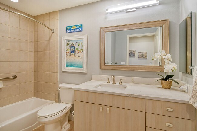 Building Photo - Short term ONLY Amazing 2/2 condo in the heart of downtown Sarasota with Bay View!