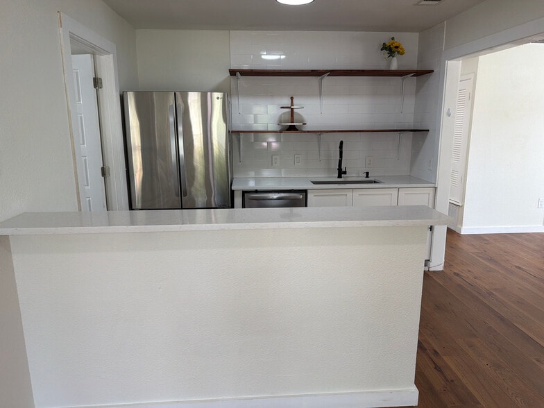 Building Photo - Room in House on Rockridge Dr