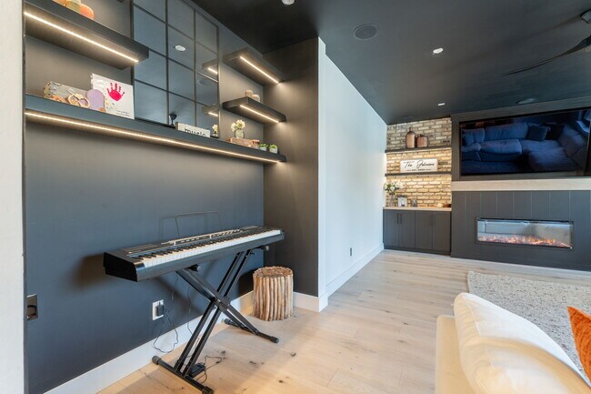 Building Photo - 3852 E Comstock Dr