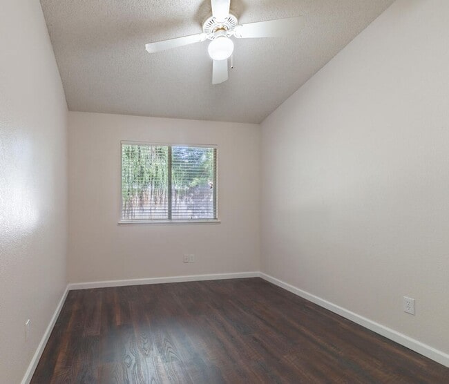 Building Photo - Great 4 Bedroom NW Fresno Home for Lease