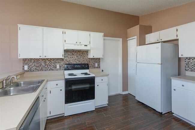 Building Photo - Single Family Home Like New
