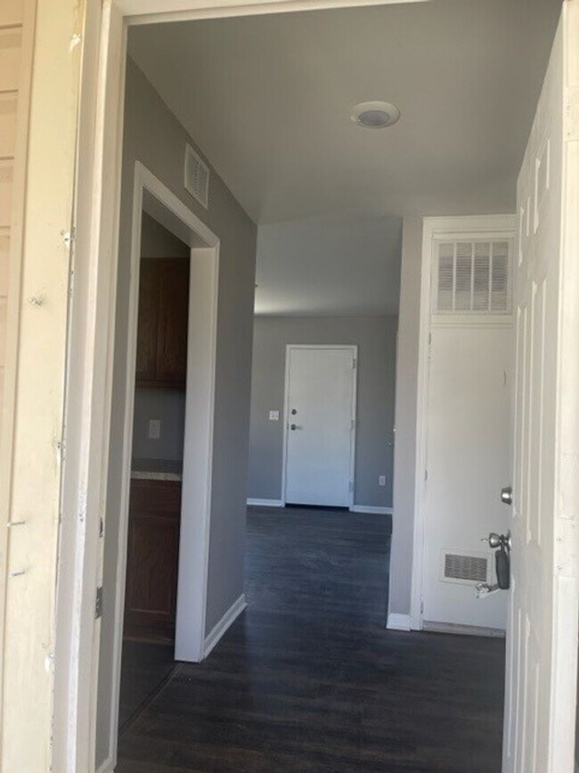 Building Photo - 3330 S Euclid St