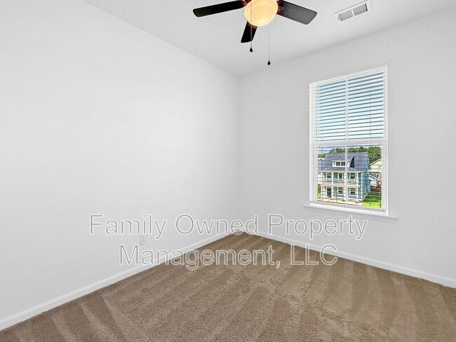 Building Photo - 162 Yorkshire Dr