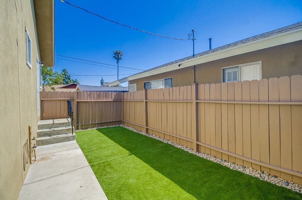 Private back yard area with turf - 2646 Violet St