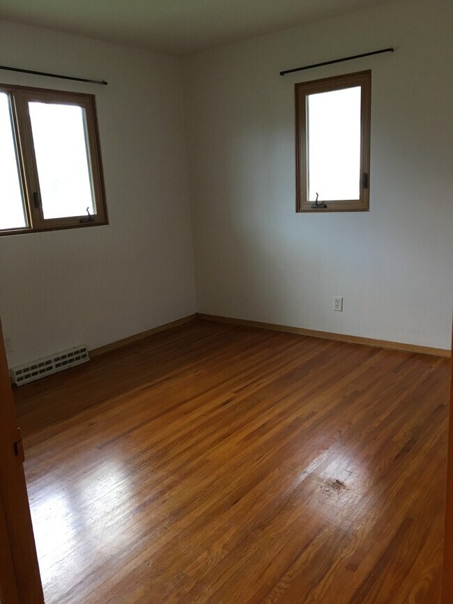 Building Photo - 3 Bedroom, 1 Bath Single Family Home locat...