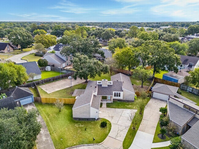 Building Photo - 2319 Wallingford Dr