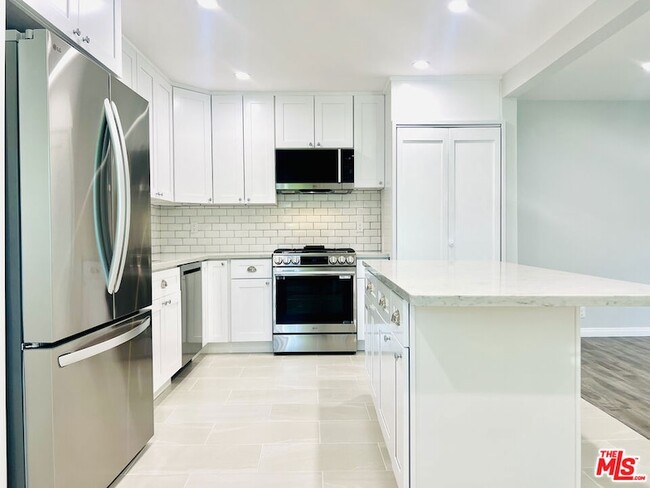 Building Photo - 624 N Toluca Park Dr