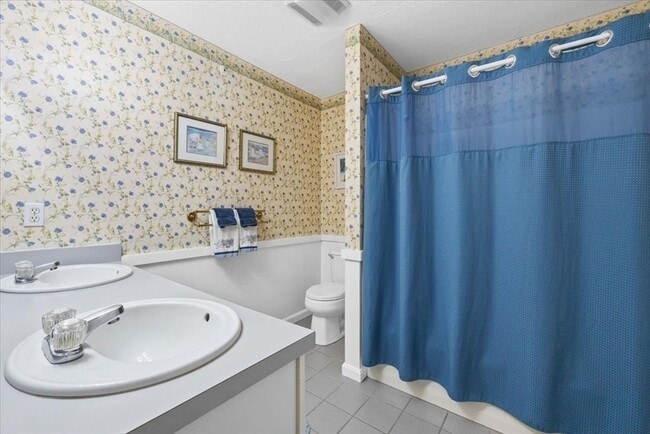 Building Photo - 822 Thayer St