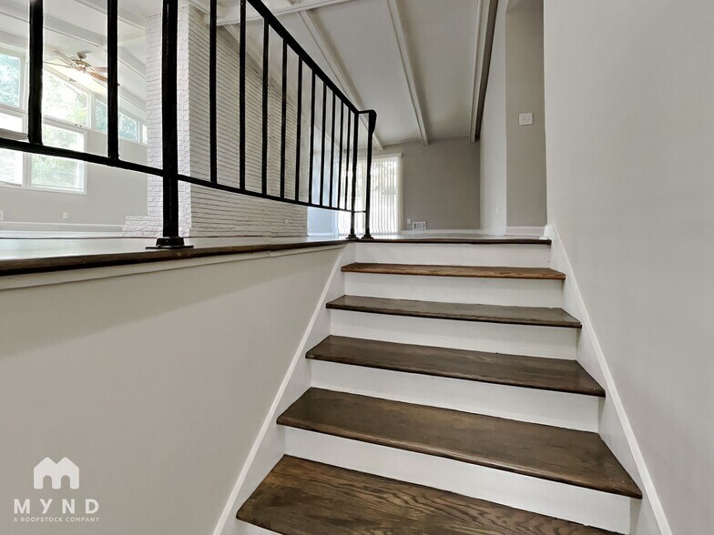 Building Photo - 1322 N Cliff Valley Way NE