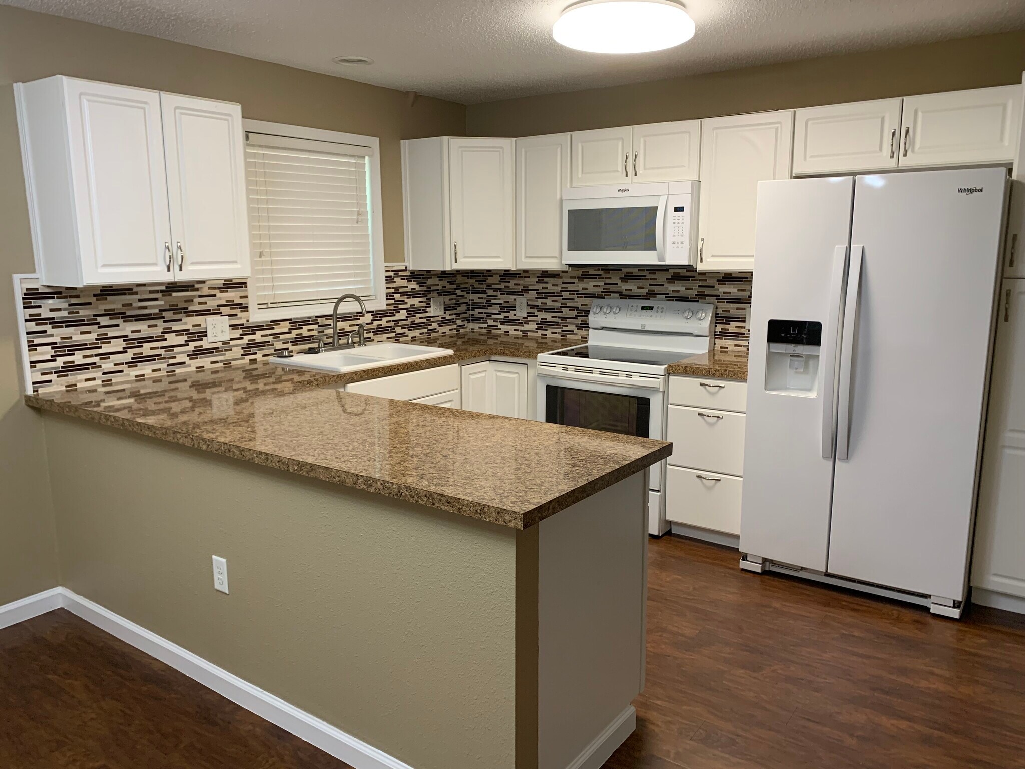 Building Photo - 255 Oakview Pl