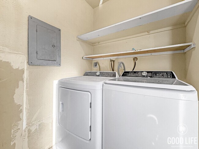 Building Photo - Brand-New Kitchen, Prime Location, Move-In Ready UTC Home