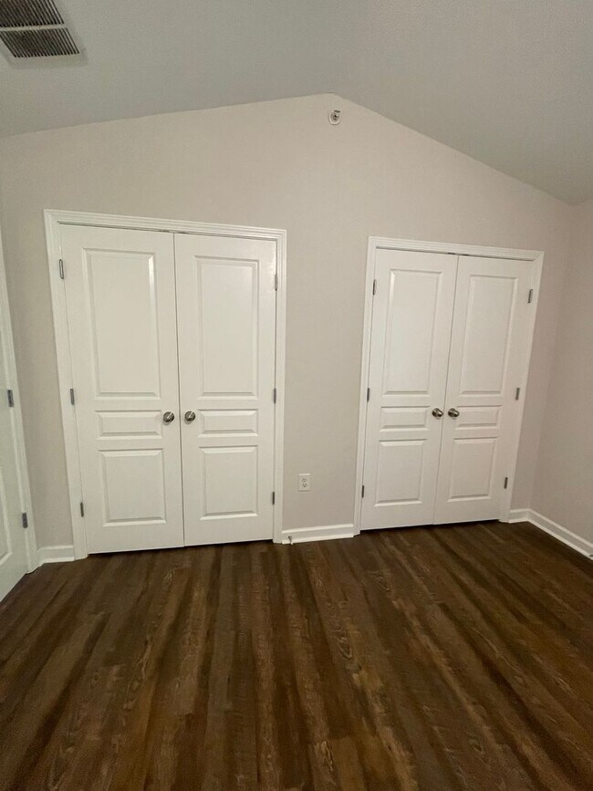 Building Photo - Three Bedroom Townhouse Available!