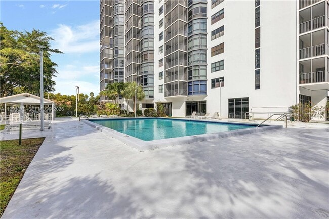 Building Photo - 20100 W Country Club Dr