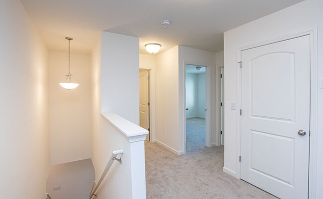 Building Photo - 3 br 2.5 ba townhome with 1 car garage Rea...
