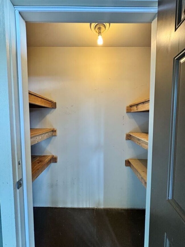 Building Photo - Spacious Updated 2 Bedroom Apartment in Tacoma-NEW CARPET, W/D, Reserved Parking Space!