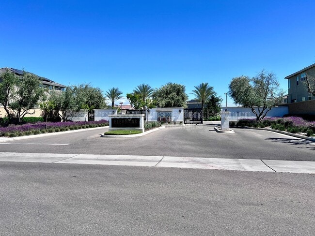 Building Photo - 2038 N Perry Ln